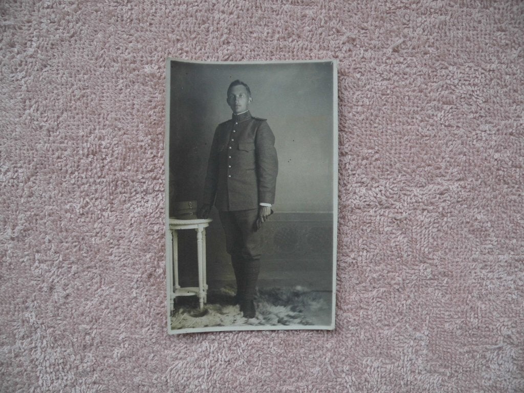 Vintage foto van een militair in uniform, Verzamelen, Gebruikt, Foto, Klederdracht, Ophalen of Verzenden