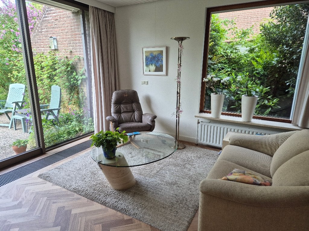 Ovale salontafel met travertinvoet en glazen blad, Ophalen, 100 tot 150 cm, 50 tot 100 cm, Zo goed als nieuw