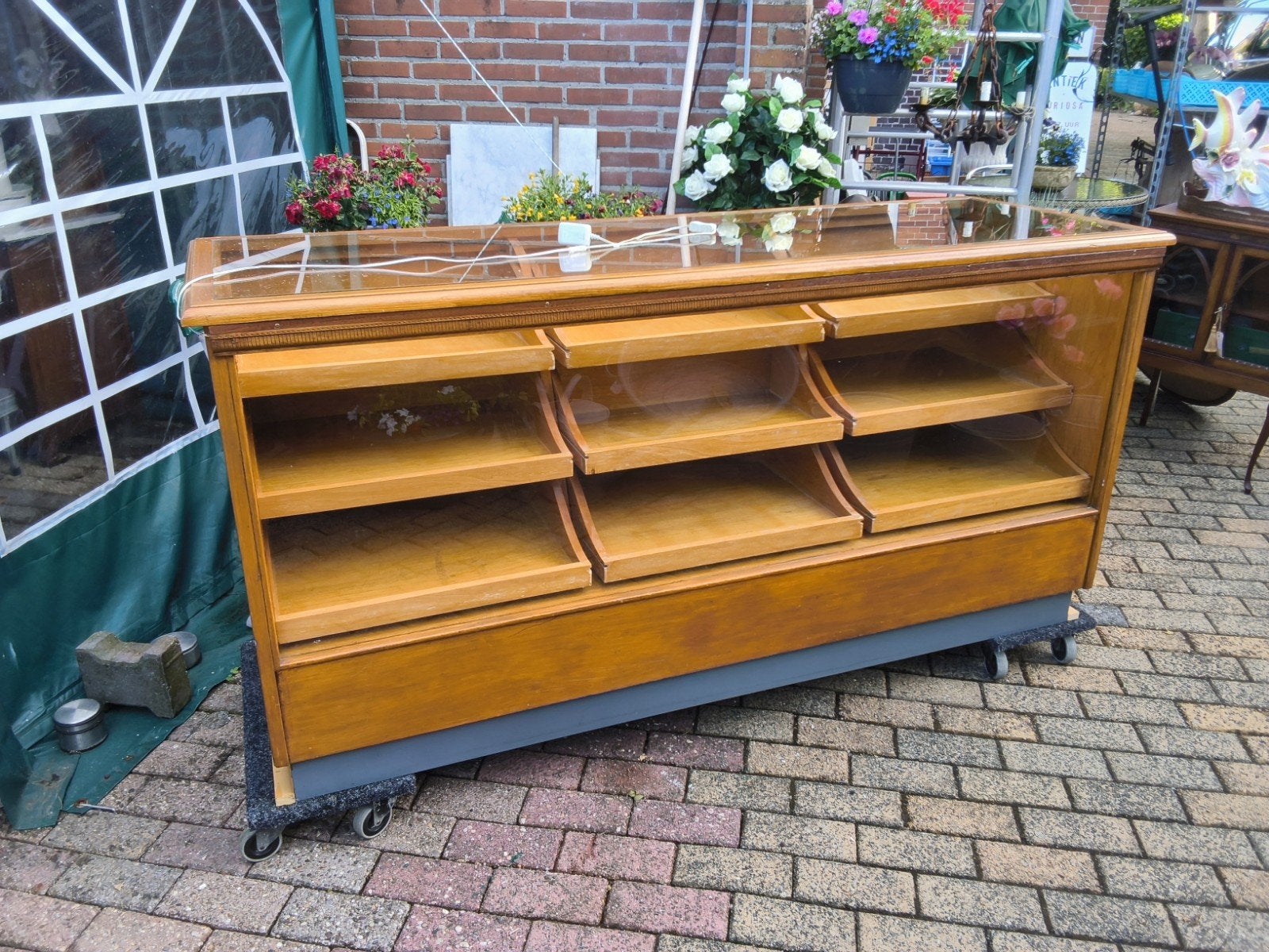 oude / antieke houten TOONBANK / WINKELVITRINE met 12 laden, Ophalen