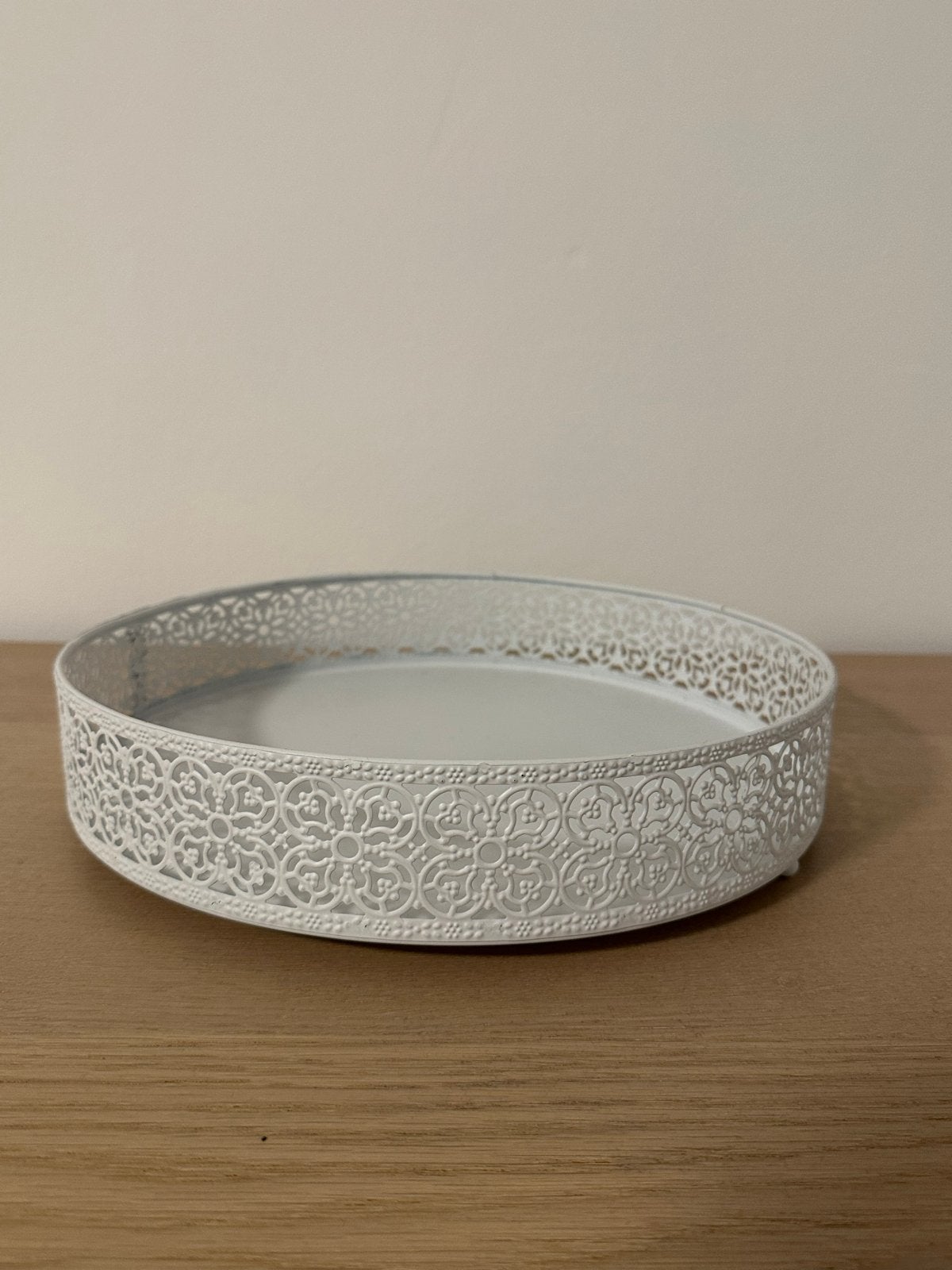 Decoratief wit metalen dienblad met opengewerkt patroon, Rond, Ophalen of Verzenden, Zo goed als nieuw, Metaal