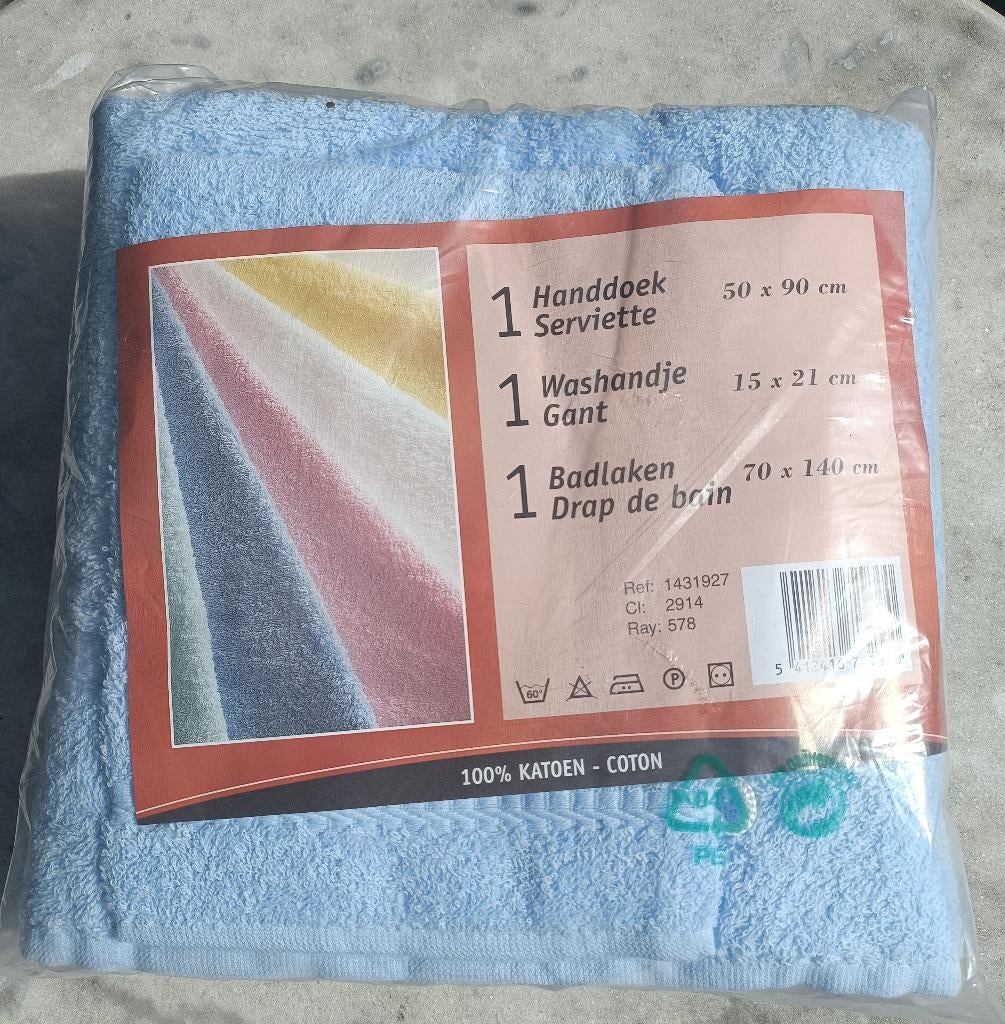 NIEUWE set van een handdoek, badlaken en washand (TT3), Ophalen of Verzenden, Nieuw, Blauw, Handdoek
