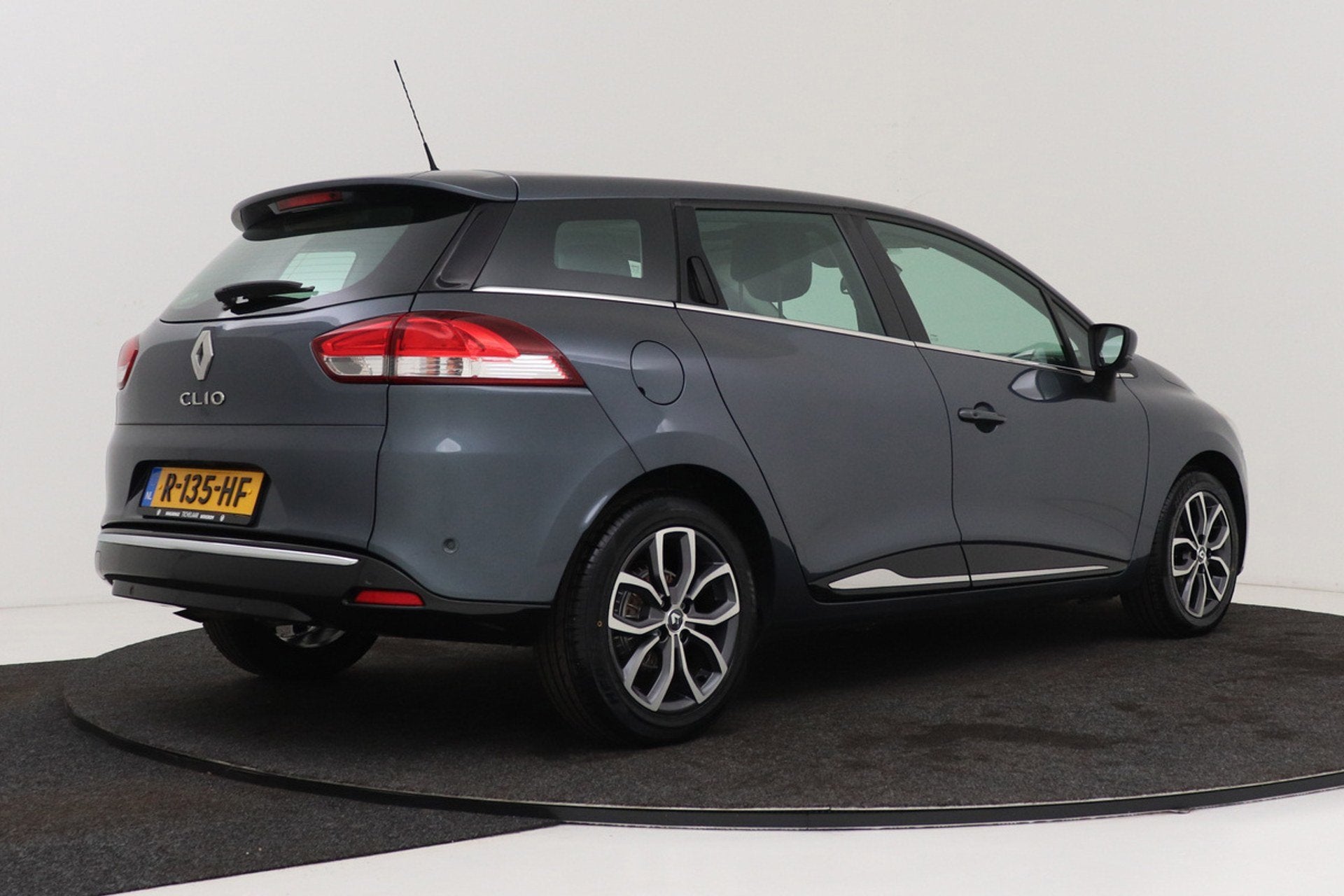Renault Clio Estate 1.2 Intens | Panoramadak | Automaat | St, 4 cilinders, Leder en Stof, 615 kg, 57 €/maand
