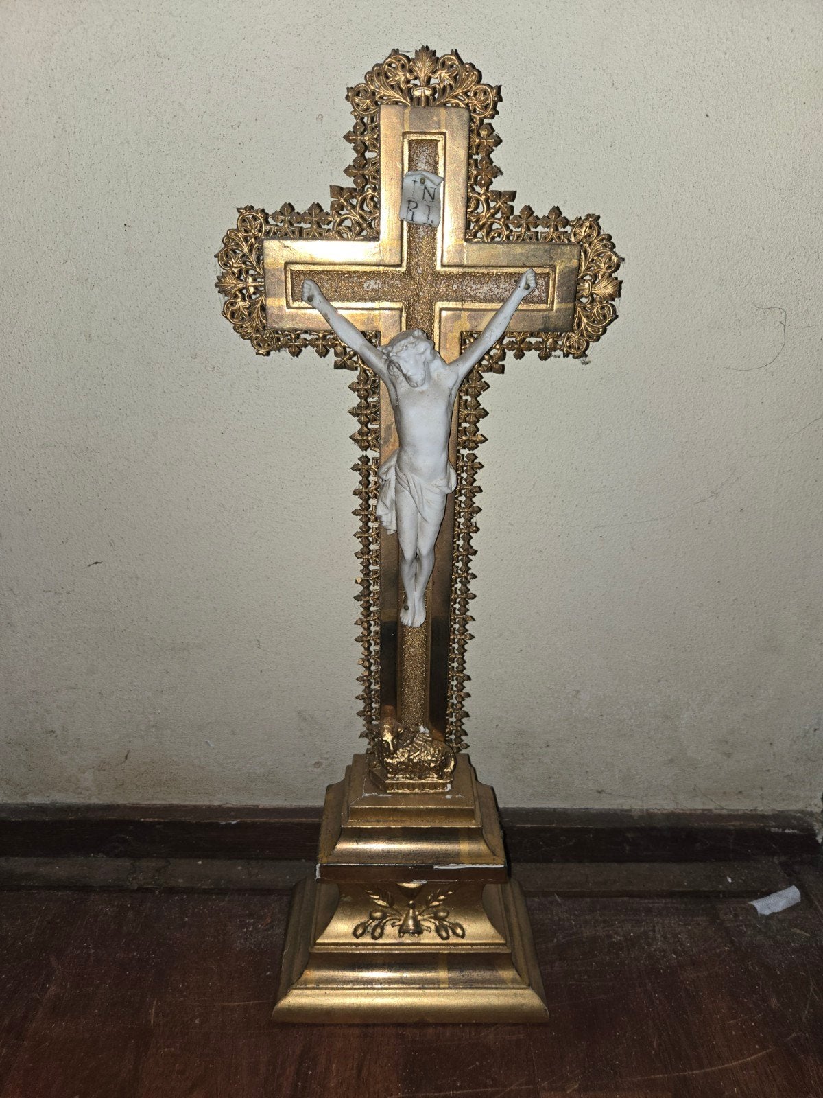 Rijkversierde gouden crucifix hout met porselein, Antiek en Kunst, Antiek | Religie, Ophalen of Verzenden