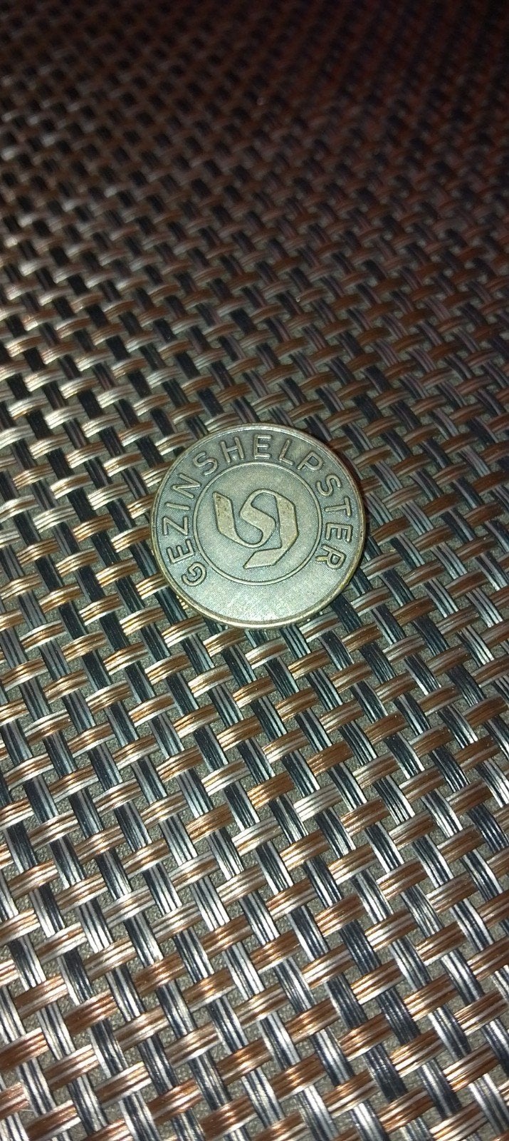 Vintage Gezinshelpster Speld uit de jaren '60, Ophalen of Verzenden, Gebruikt, Overige onderwerpen, Speldje of Pin