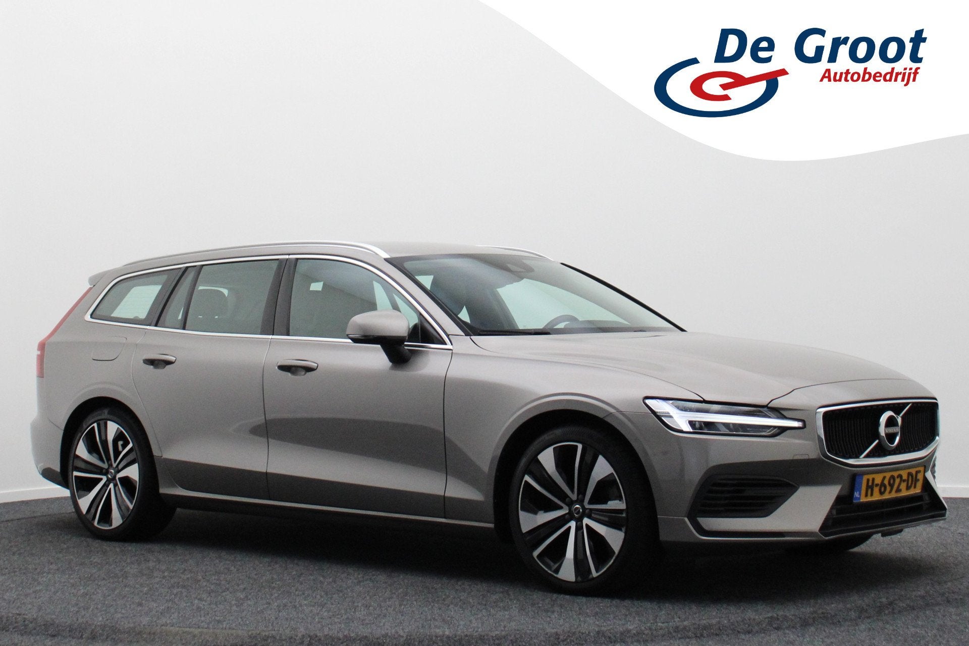 Volvo V60 2.0 T6 Twin Engine AWD Momentum Pro SOH 89%, Clima, Auto's, Automaat, Bluetooth, Gebruikt, 4 cilinders