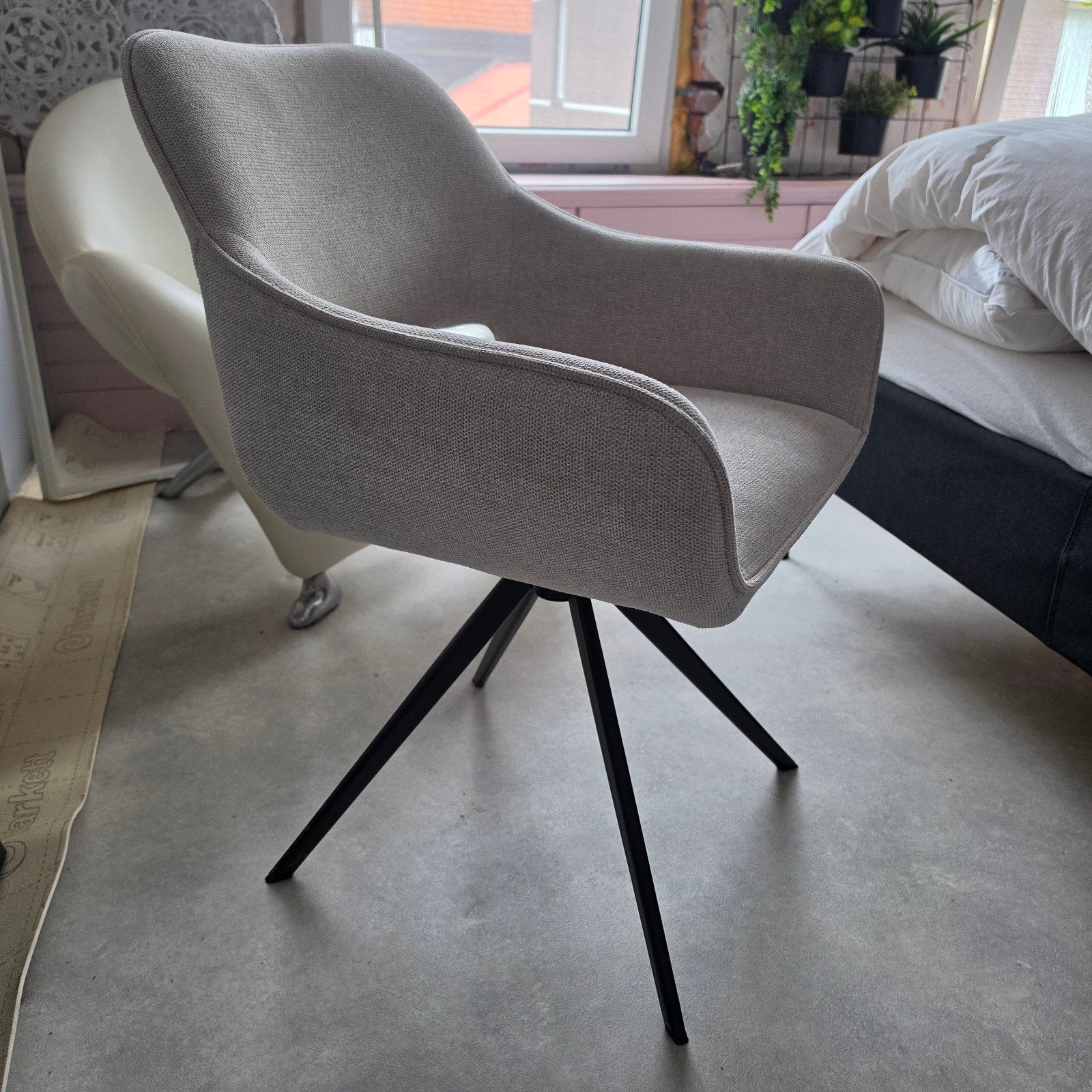 2 Moderne beige/grijze draaibare eetkamerstoelen met zwarte, Twee, Ophalen of Verzenden, Zo goed als nieuw, Metaal
