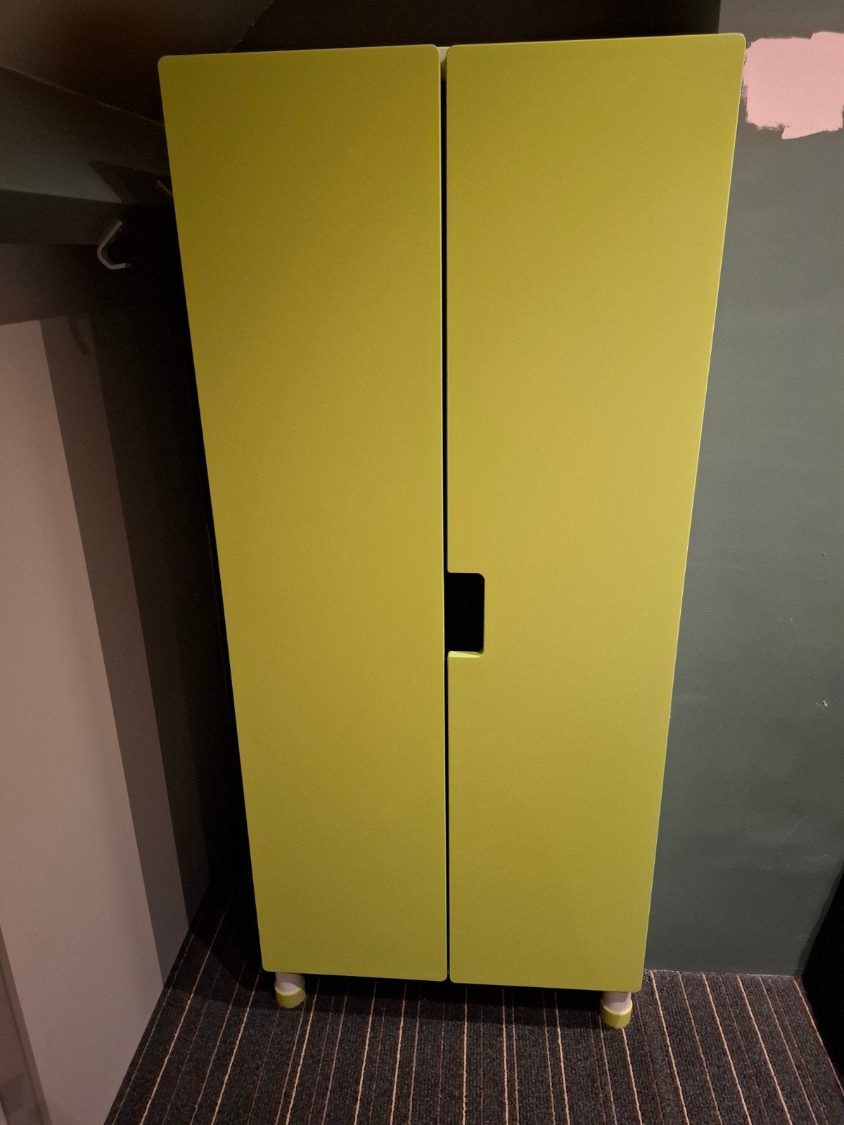 IKEA Kast Wit/Groen - Hoogte 138 cm zowel hang en lig kled., Ophalen, Met deur(en), Gebruikt, 100 tot 150 cm
