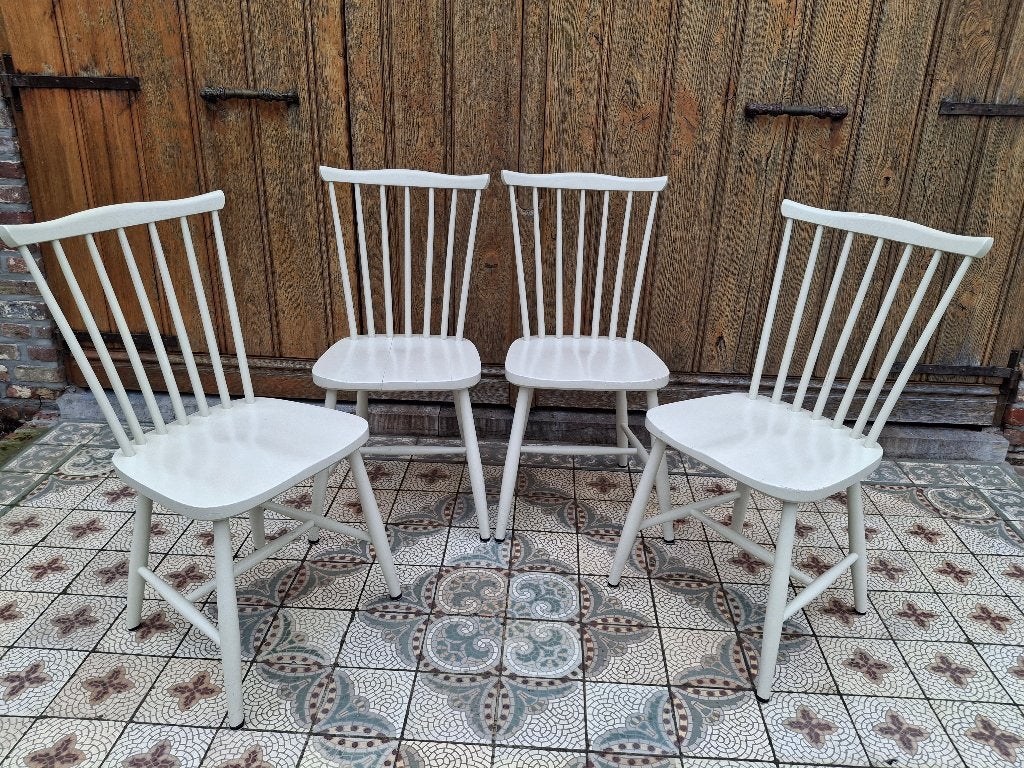 4 Vintage spijlen stoelen, Huis en Inrichting, Ophalen, Gebruikt, Wit, Eén