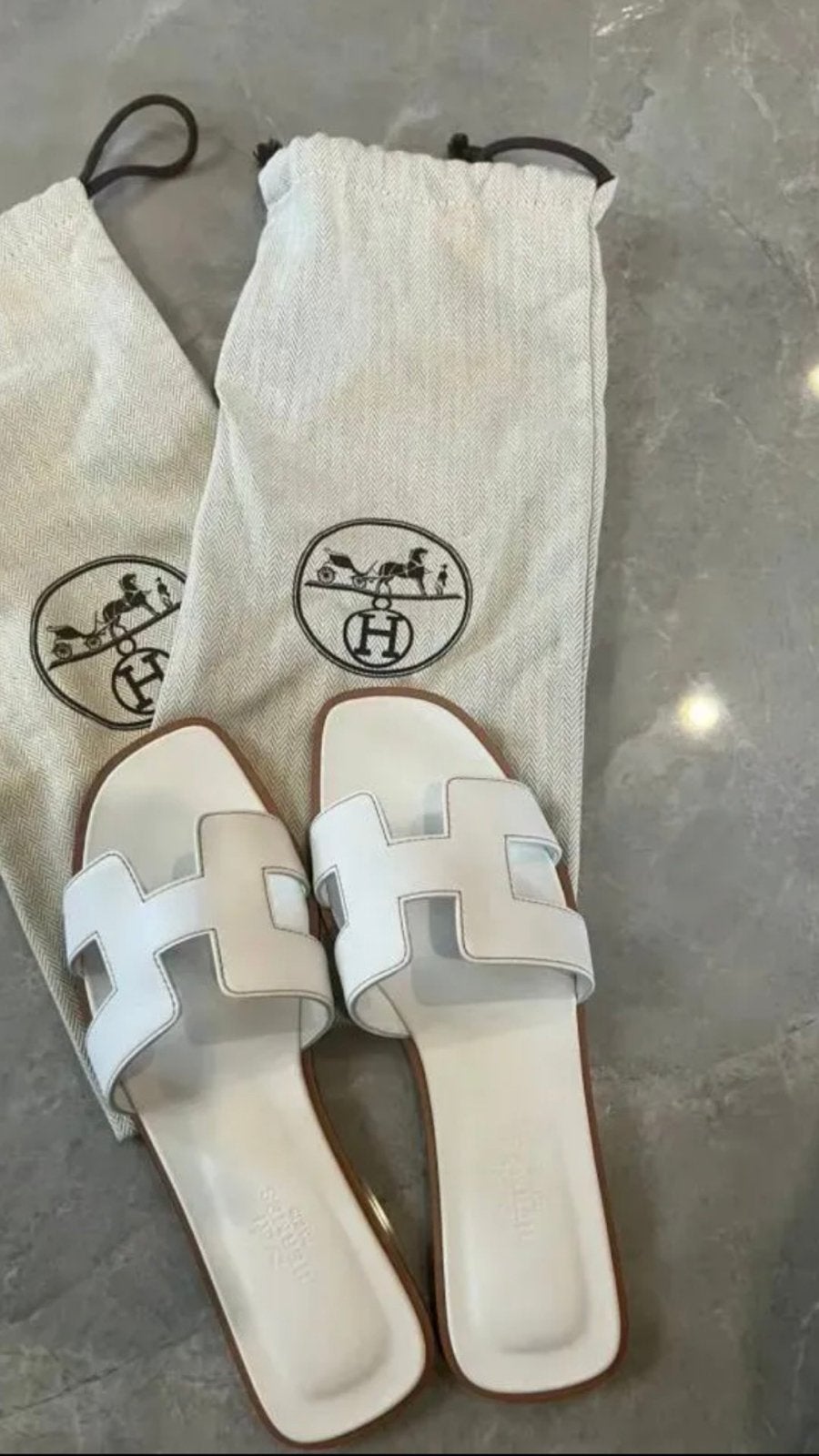 Hermes oran nieuwe witte slippers, Kleding | Dames, Schoenen, Ophalen of Verzenden, Nieuw, Zwart