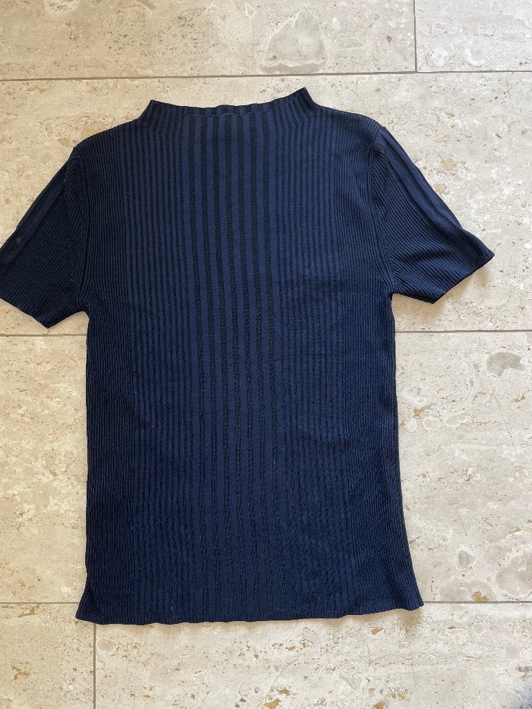 MNG: z.g.a.n. blauw top in ribbelstruktuur. Maat M, Maat 38/40 (M), MNG, Zo goed als nieuw, Korte mouw