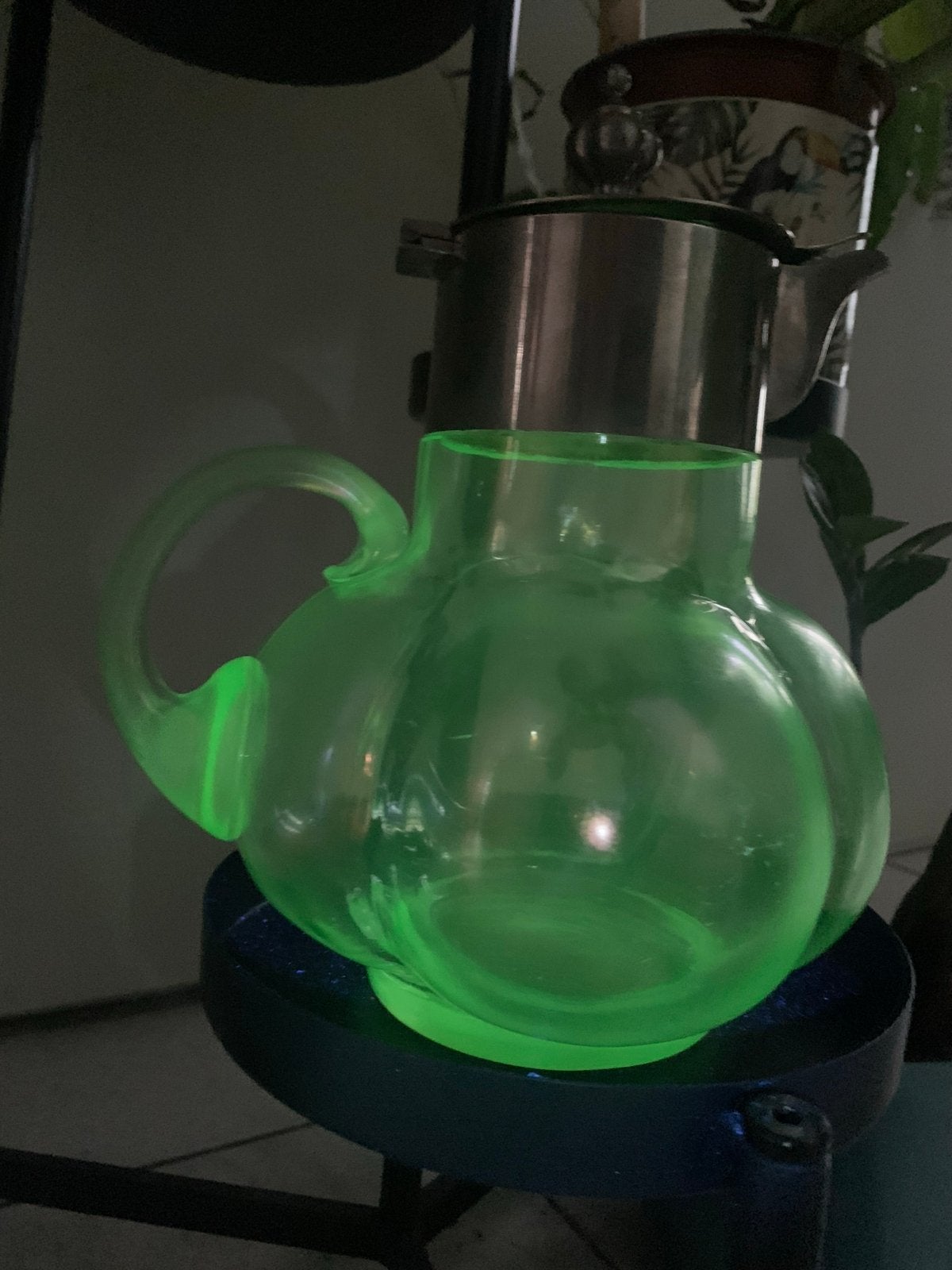 Mooie uraniumglas kan - Blikvanger met klein barstje, Ophalen