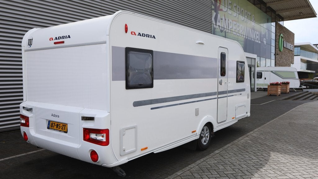 Adria Adora 512 UP Mover + voortent + airco, Caravans en Kamperen, Caravans, Rondzit, Bedrijf, Schokbreker, 5 tot 6 meter