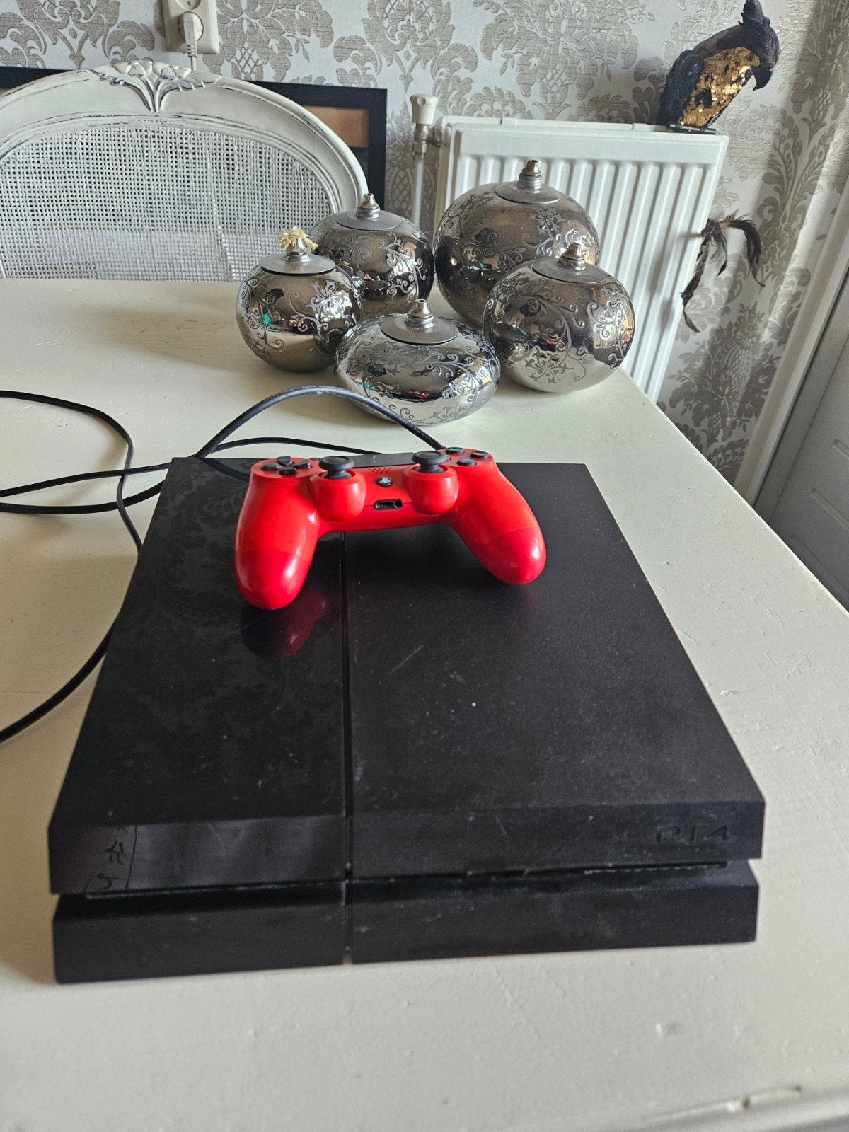 PlayStation 4 met rode controller en kabels, Ophalen