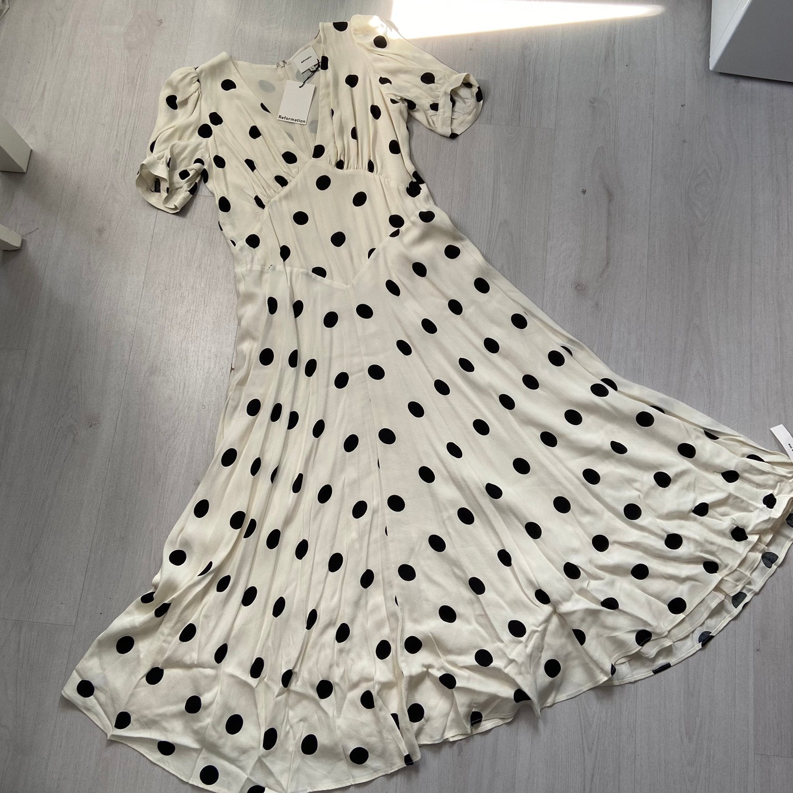 NIEUW polka dot REFORMATION Naira maxi jurk met korte mouwen, Verzenden, Beige, Maat 42/44 (L), Nieuw