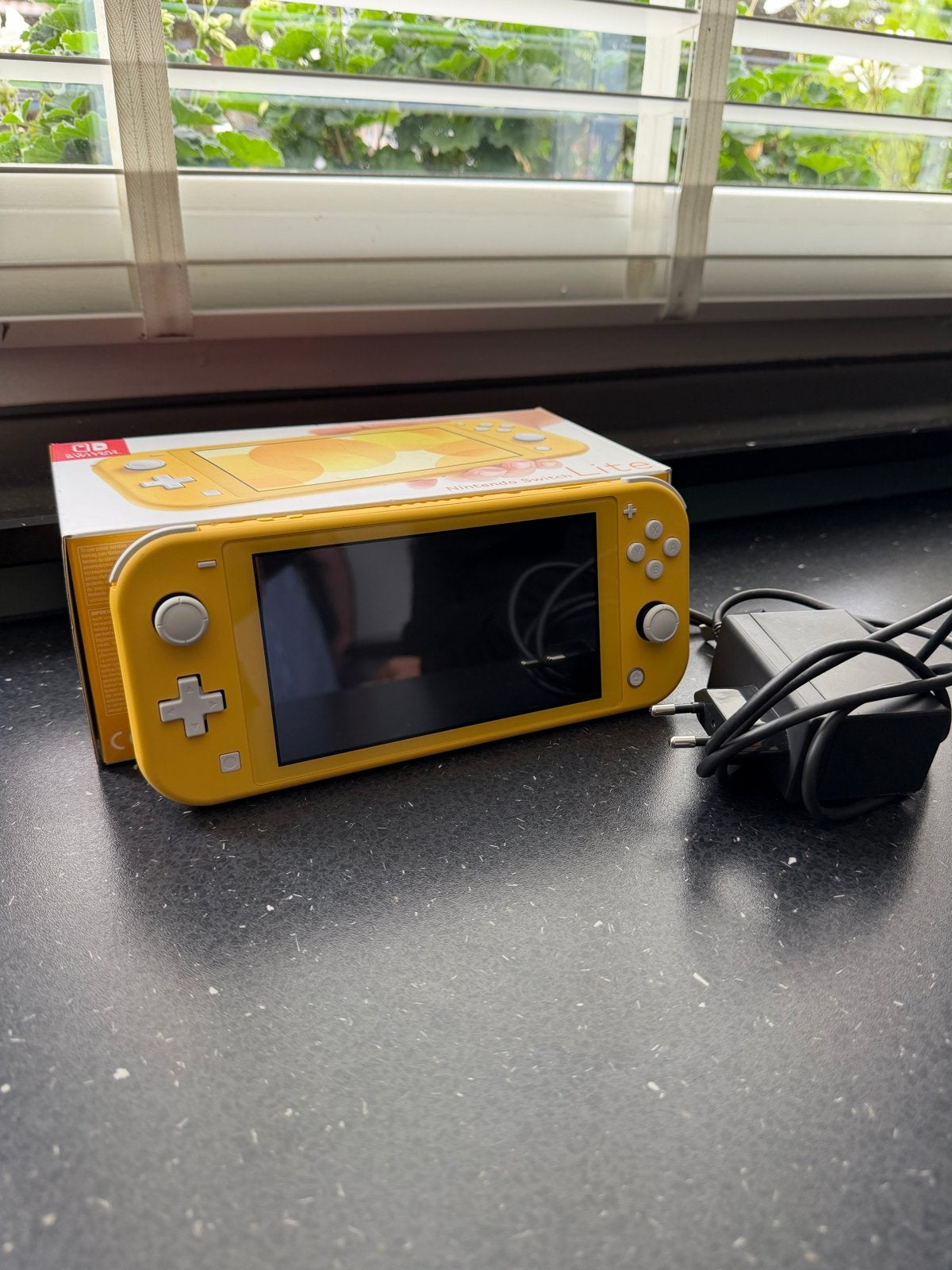 Nintendo Switch Lite Geel - met doos en oplader, Spelcomputers en Games, Ophalen, Geel, Zo goed als nieuw
