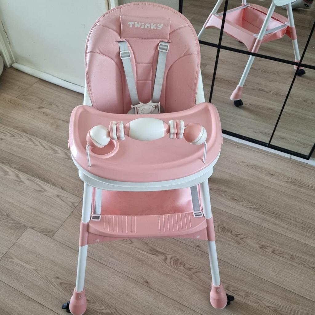 Roze kinderstoel met wieltjes en gordel, Kinderen en Baby's, Kinderstoelen, Ophalen of Verzenden, Gebruikt, Overige typen, Gordel(s)