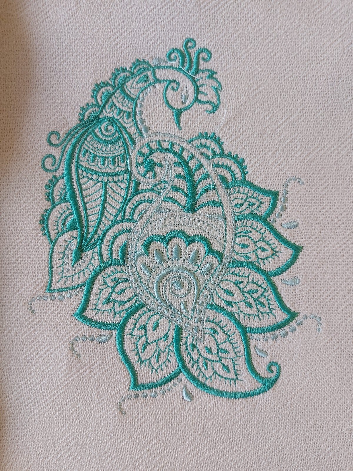 Prachtige pauw geborduurd op lapje stof (50x50 cm), Ophalen of Verzenden, Nieuw