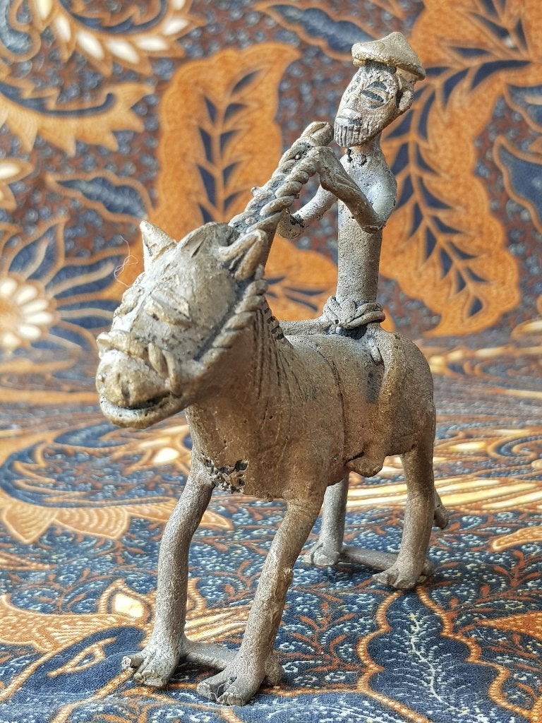 Krijger op paars mooi antiek brons beeldje uit India 10,6 cm, Antiek en Kunst, India, Handgemaakt, Ophalen of Verzenden, Brons