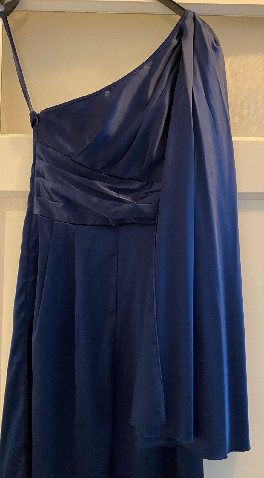 Donkerblauwe jumpsuit met één schouder mt xs-s, Kleding | Dames, Gelegenheidskleding, Overige typen, Blauw, Ophalen of Verzenden