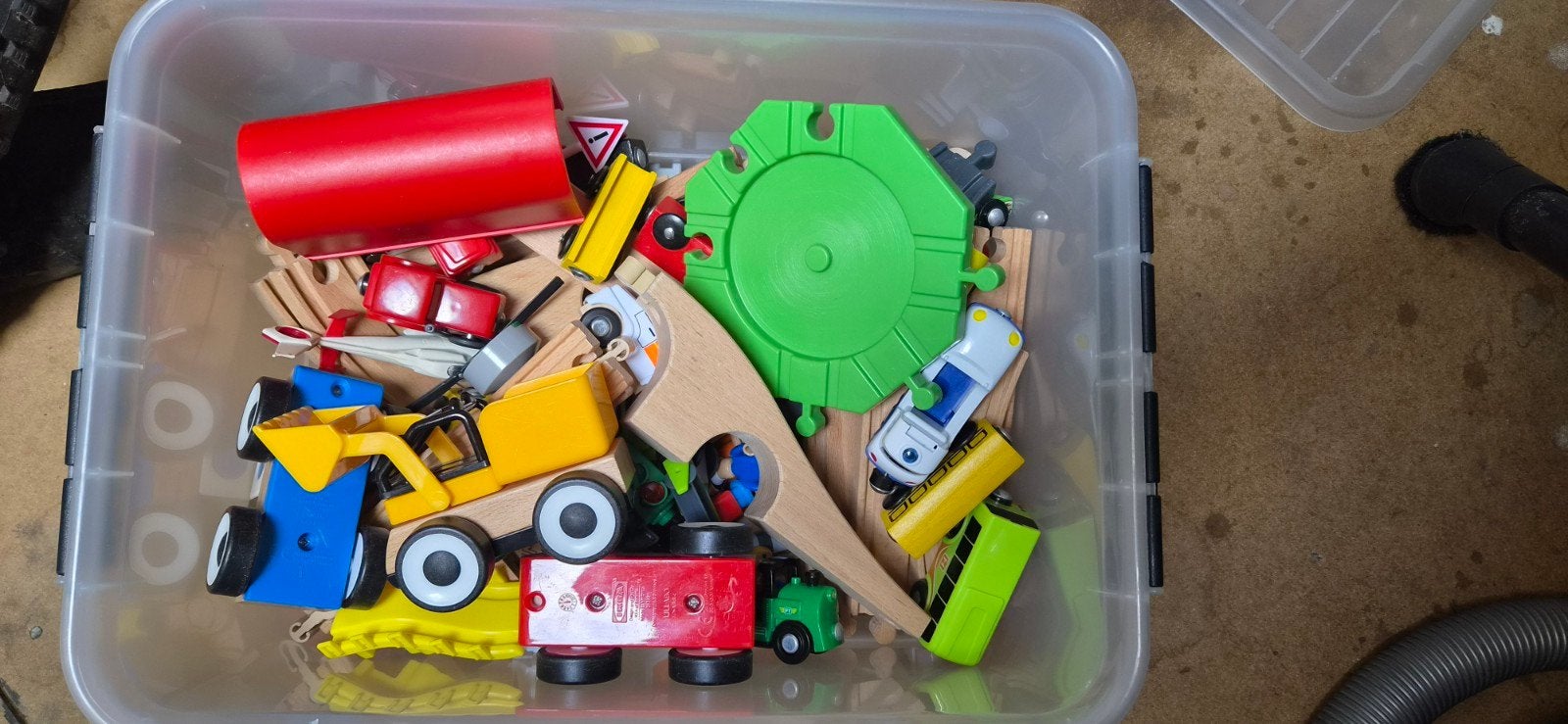 Houten treinbaan met treintjes en diverse onderdelen, Ophalen of Verzenden, Zo goed als nieuw