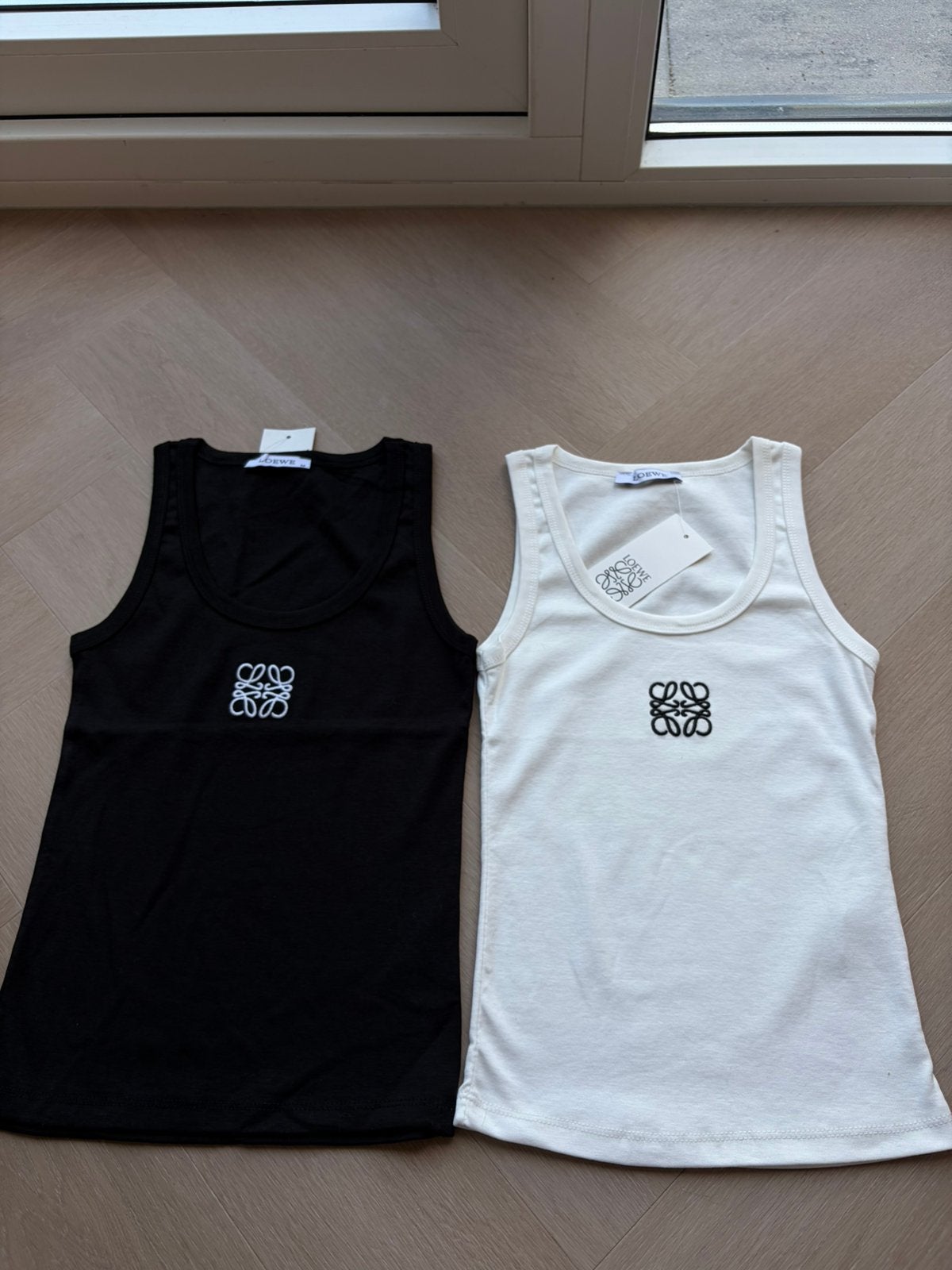 Trendy Loewe tanktop - shirt €29,99 p.s, Kleding | Dames, Tops, Ophalen of Verzenden, Nieuw, Korte mouw