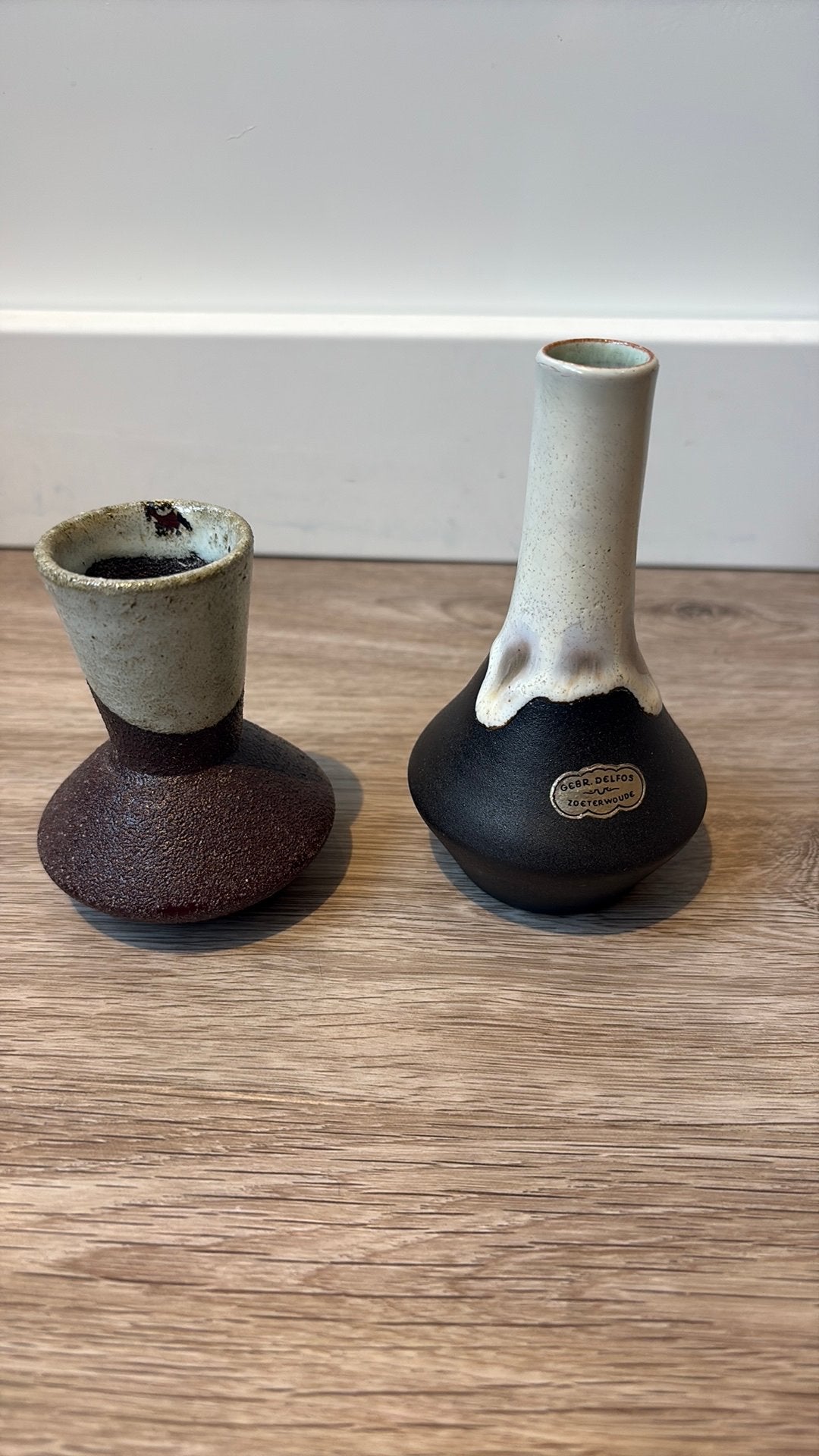 Twee vintage keramieke Nederlandse vaasjes gebroeders Delfos, Overige kleuren, Ophalen of Verzenden, Minder dan 50 cm, Glas