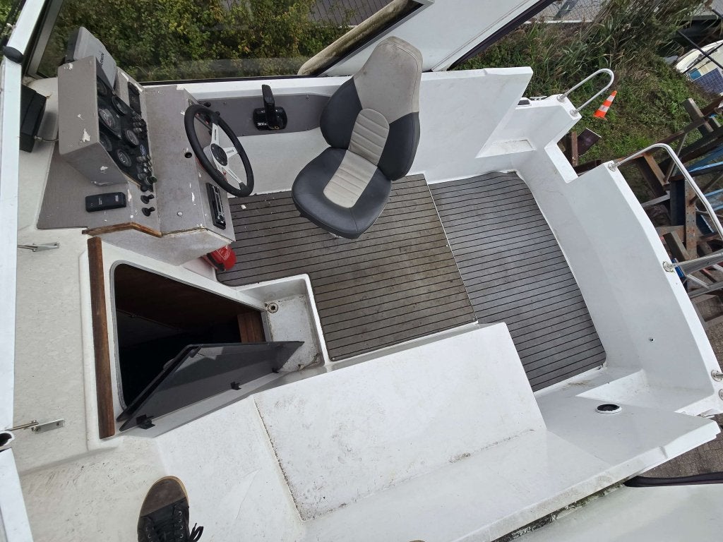 Foto 5 van Bayliner 9 meter opknapper 5.7L Bravo III duoprop €3500.-