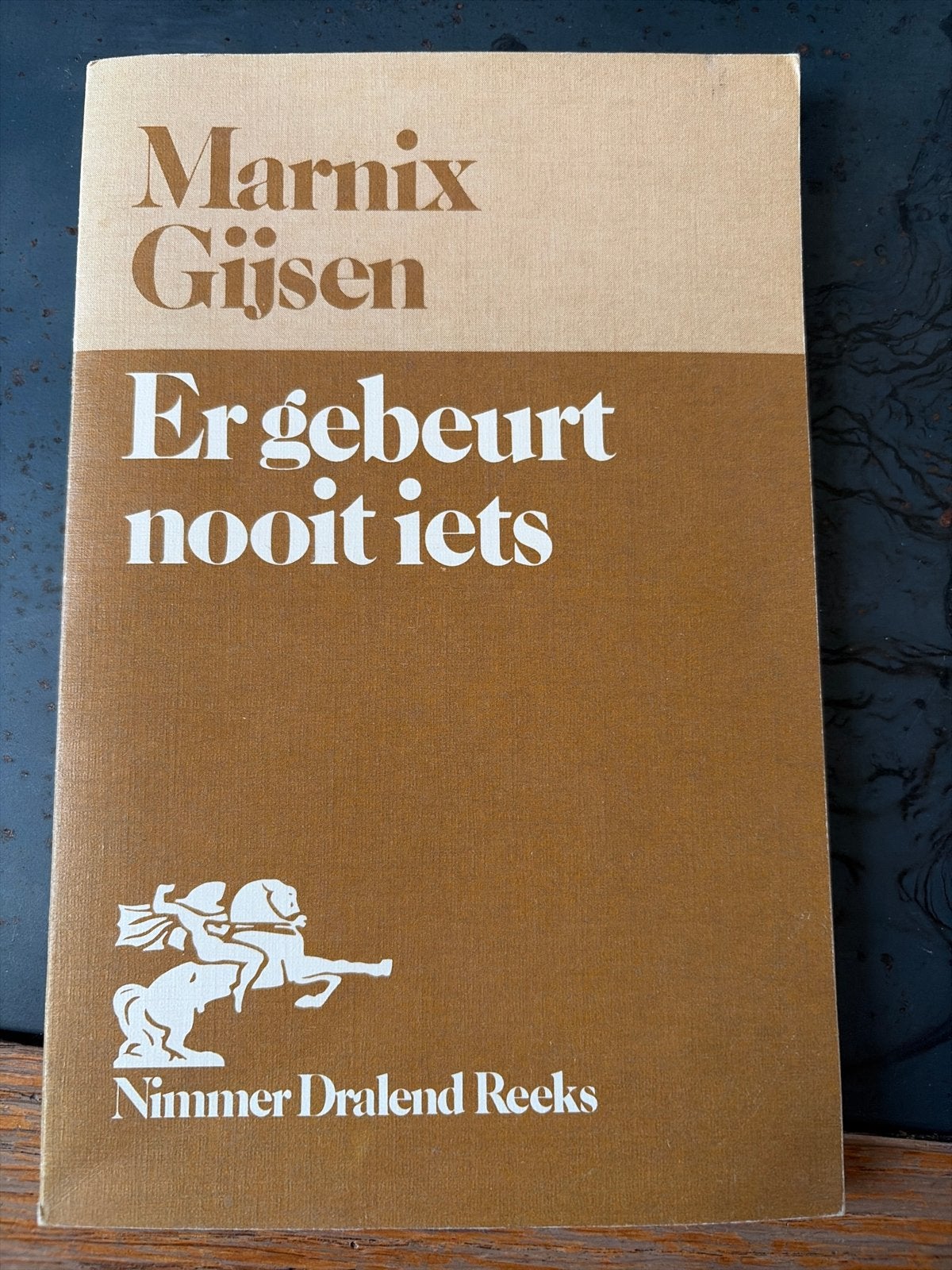 Marnix Gijsen - Er gebeurt nooit iets (1956), Boeken, Ophalen of Verzenden, Gelezen, Nederland