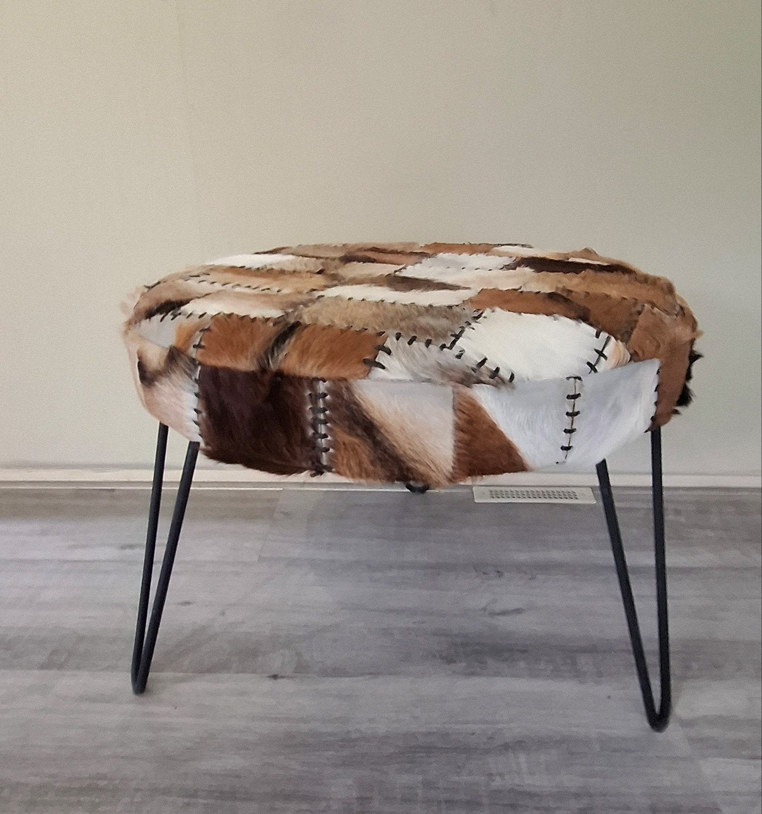 Patchwork poef van koeienhuid - Bruin/Wit/Beige, Ophalen, Zo goed als nieuw, Modern, Meerkleurig