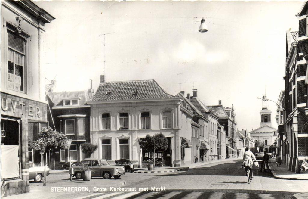 Steenbergen, Grote Kerkstraat met Markt - Gruyter - 1973 gel, Verzamelen, Ansichtkaarten | Nederland, Gelopen, Noord-Brabant, 1960 tot 1980