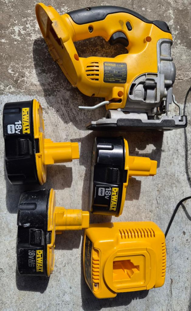 DeWalt Decoupeerzaag met 3 accu's en lader, Ophalen, Gebruikt, Decoupeerzaag, 30 tot 70 mm