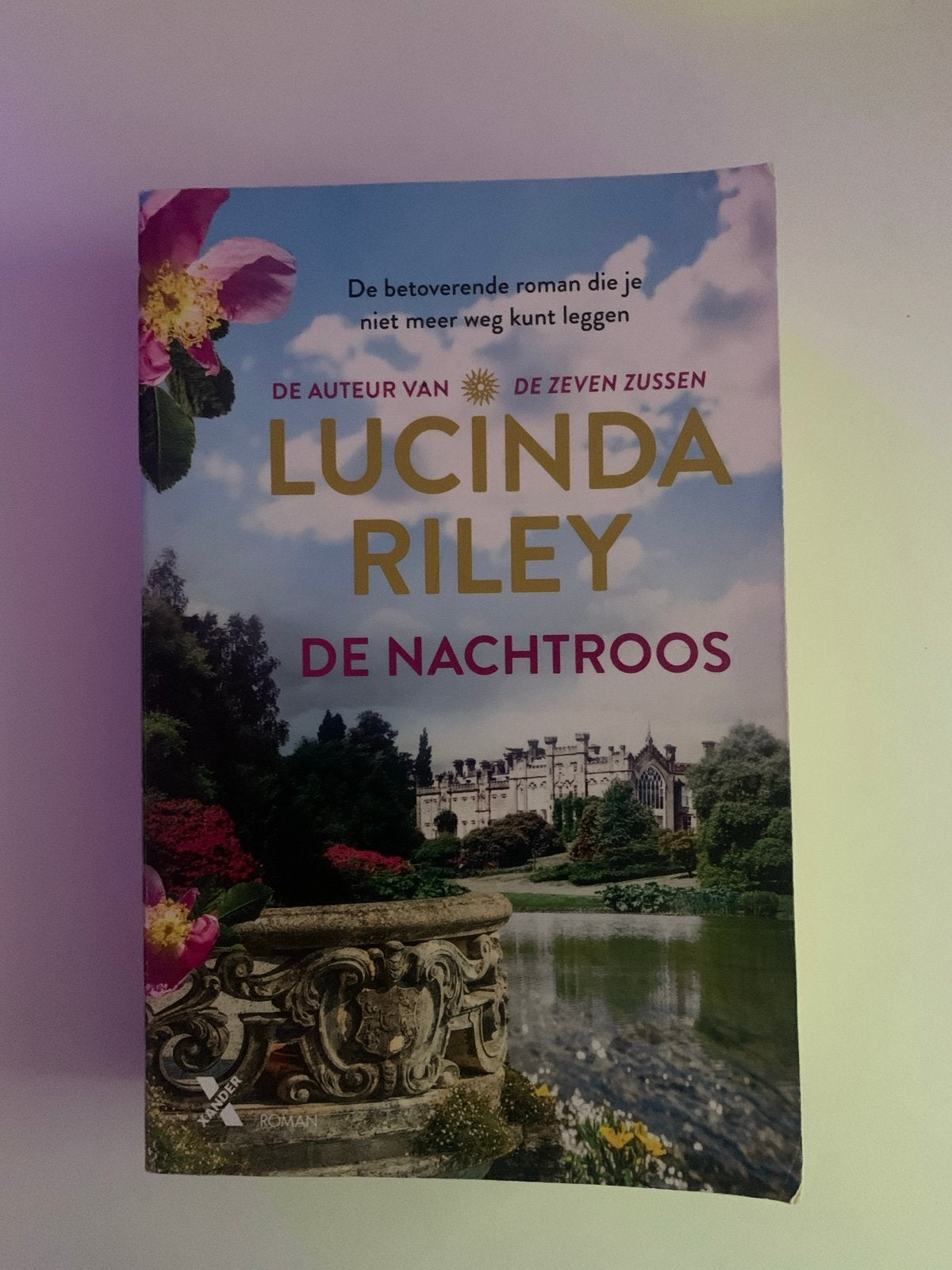 De Nachtroos - Lucinda Riley (auteur De Zeven Zussen), Boeken, Ophalen of Verzenden, Zo goed als nieuw, Nederland