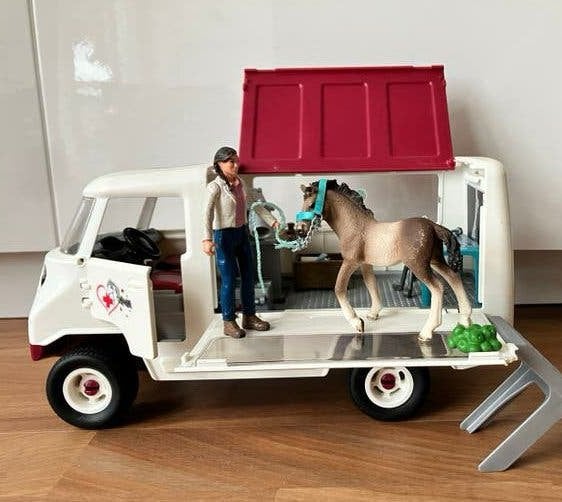 Schleich mobiel paardenkliniek met paard en dierenarts, Ophalen of Verzenden, Zo goed als nieuw