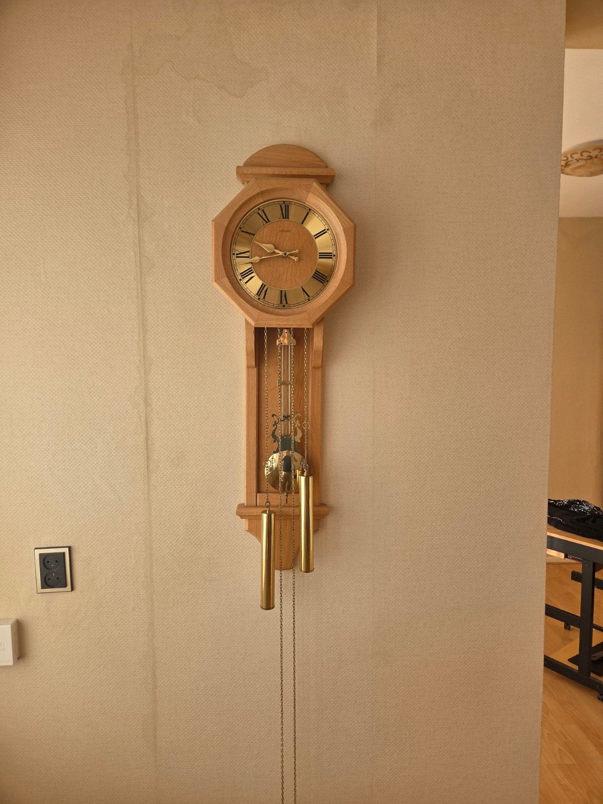 Klassieke houten wandklok met slinger en gewichten, Ophalen