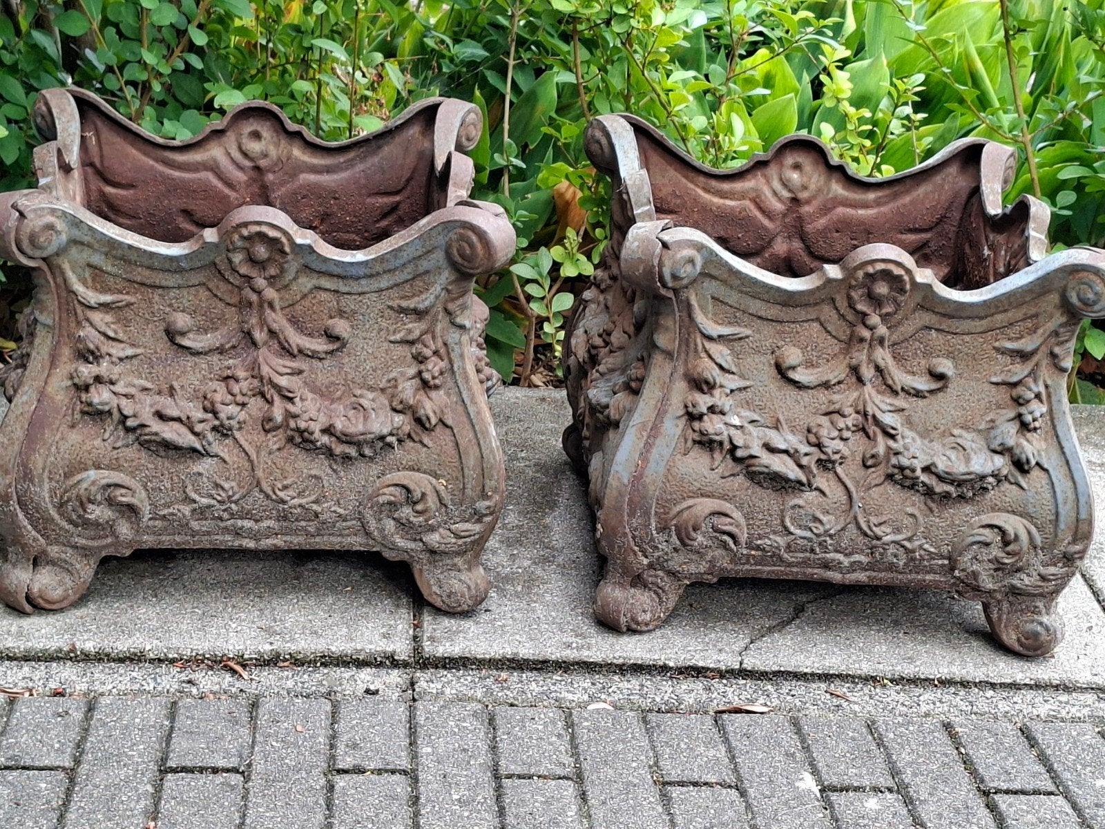 2 mooie gietijzer bloembakken, Ophalen