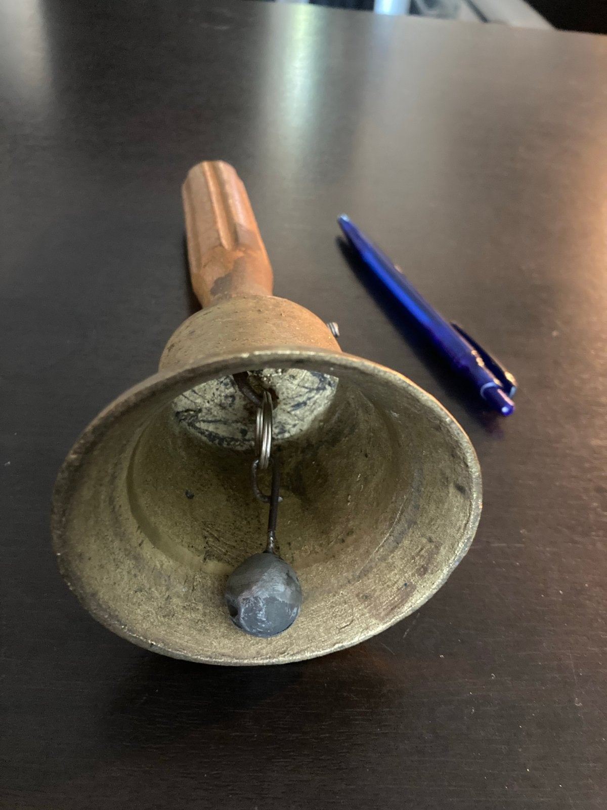 Antieke marktbel van messing met houten handvat, Antiek en Kunst, Ophalen of Verzenden