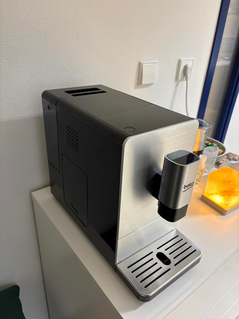 Beko Espressomachine met apart melkreservoir, Witgoed en Apparatuur, Koffiezetapparaten, Zo goed als nieuw, Koffiebonen, Espresso apparaat