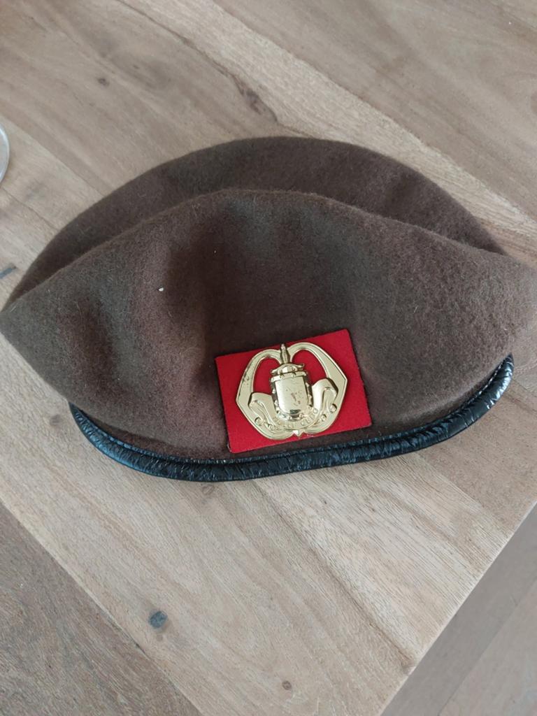 Baret met insigne, Ophalen of Verzenden, Landmacht, Nederland, Helm of Baret