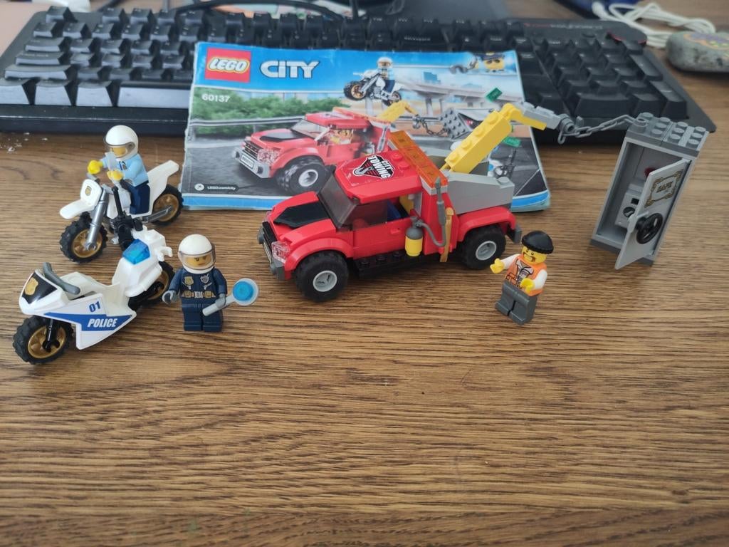 LEGO City 60137 Sleepwagen en Politie Motoren, Ophalen of Verzenden, Zo goed als nieuw, Jongen of Meisje
