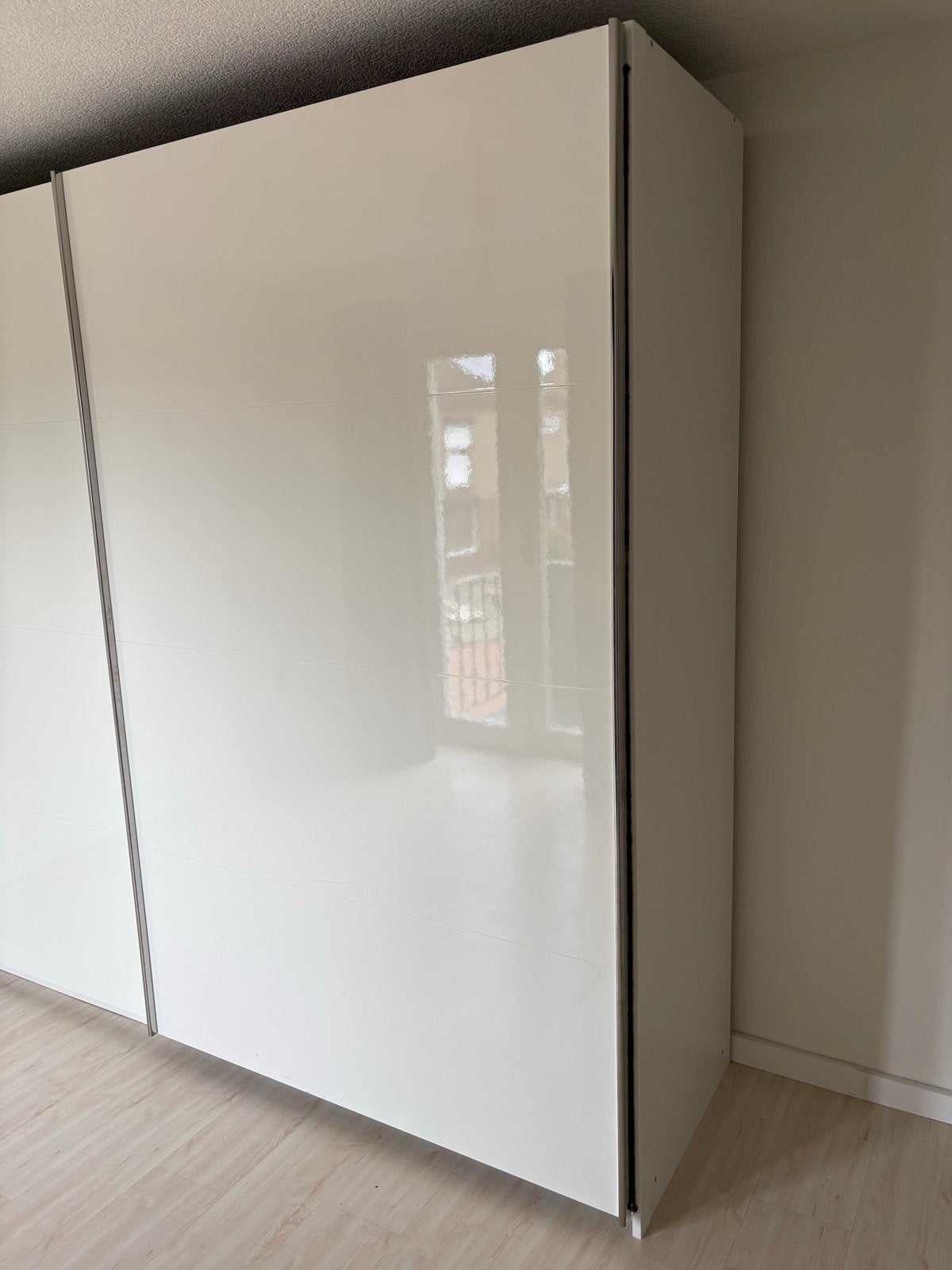 Witte kledingkast met schuifdeuren en veel opbergruimte, Huis en Inrichting, Kasten | Kledingkasten, Ophalen, Met plank(en), Gebruikt