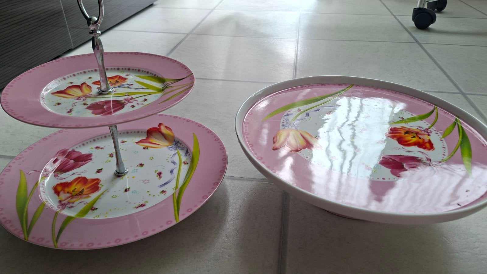 Roze etagere en taartschaal met bloemmotief - Xenos, Ophalen of Verzenden, Gebruikt, Meerkleurig, Modern