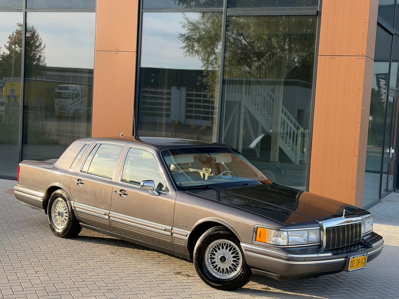 Lincoln TownCar 4.6 V8 215PK+ Limo Signature LWB ORG NL NAP!, Auto's, Automaat, Lederen bekleding, Achterwielaandrijving, Town Car