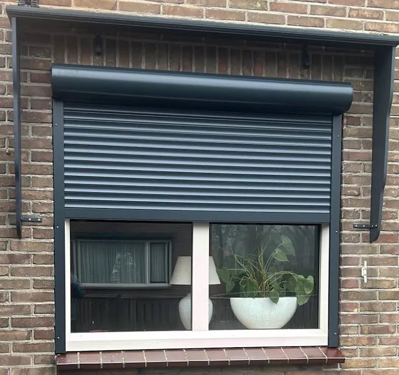 Rolluik , Elektrisch Bedienbaar (plaatsen), Doe-het-zelf en Verbouw, Rolluiken, Ophalen of Verzenden, Zo goed als nieuw, Grijs