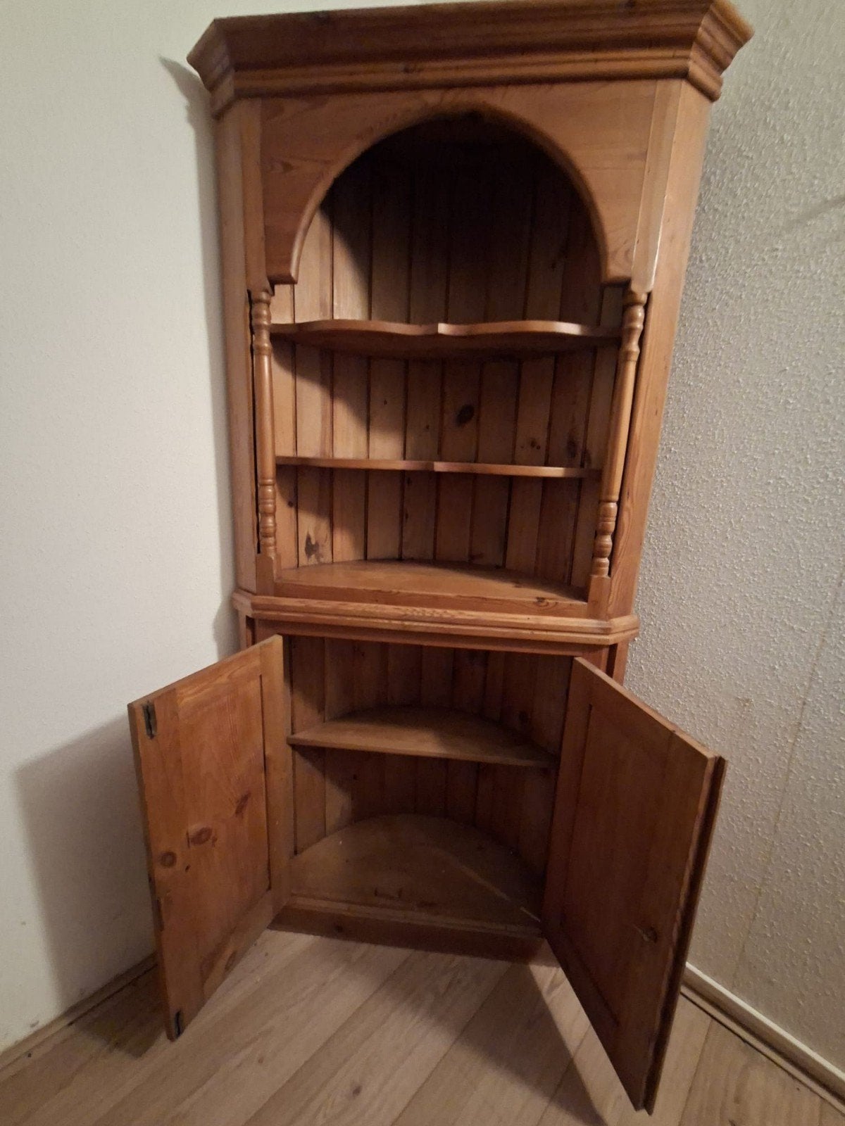Set van 4  grenen meubels: dressoir, hoekkast, Wijntafel, Ophalen