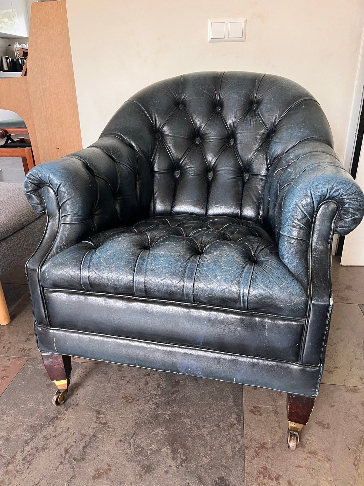 Vintage Chesterfield Kuipstoel - Blauw (electric-blue) Leer, Ophalen, Gebruikt, Leer, 75 tot 100 cm