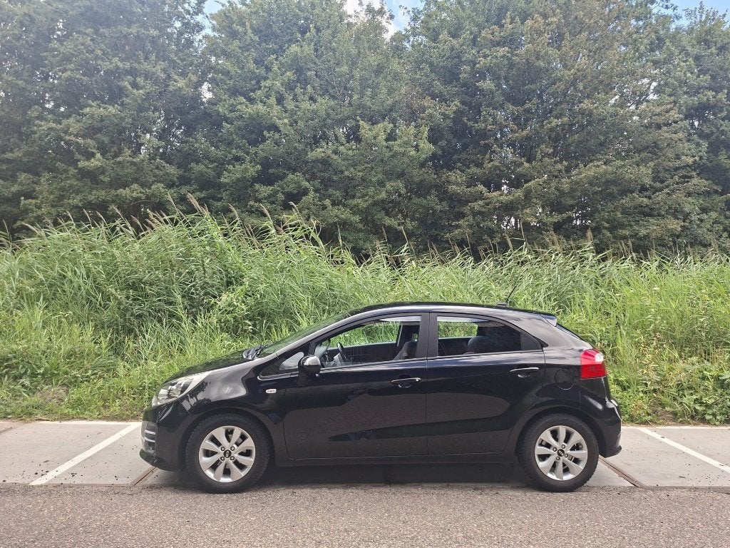 Kia Rio 1.2 I 5DRS 2016 Zwart, 40 €/maand, 4 cilinders, Zwart, Origineel Nederlands