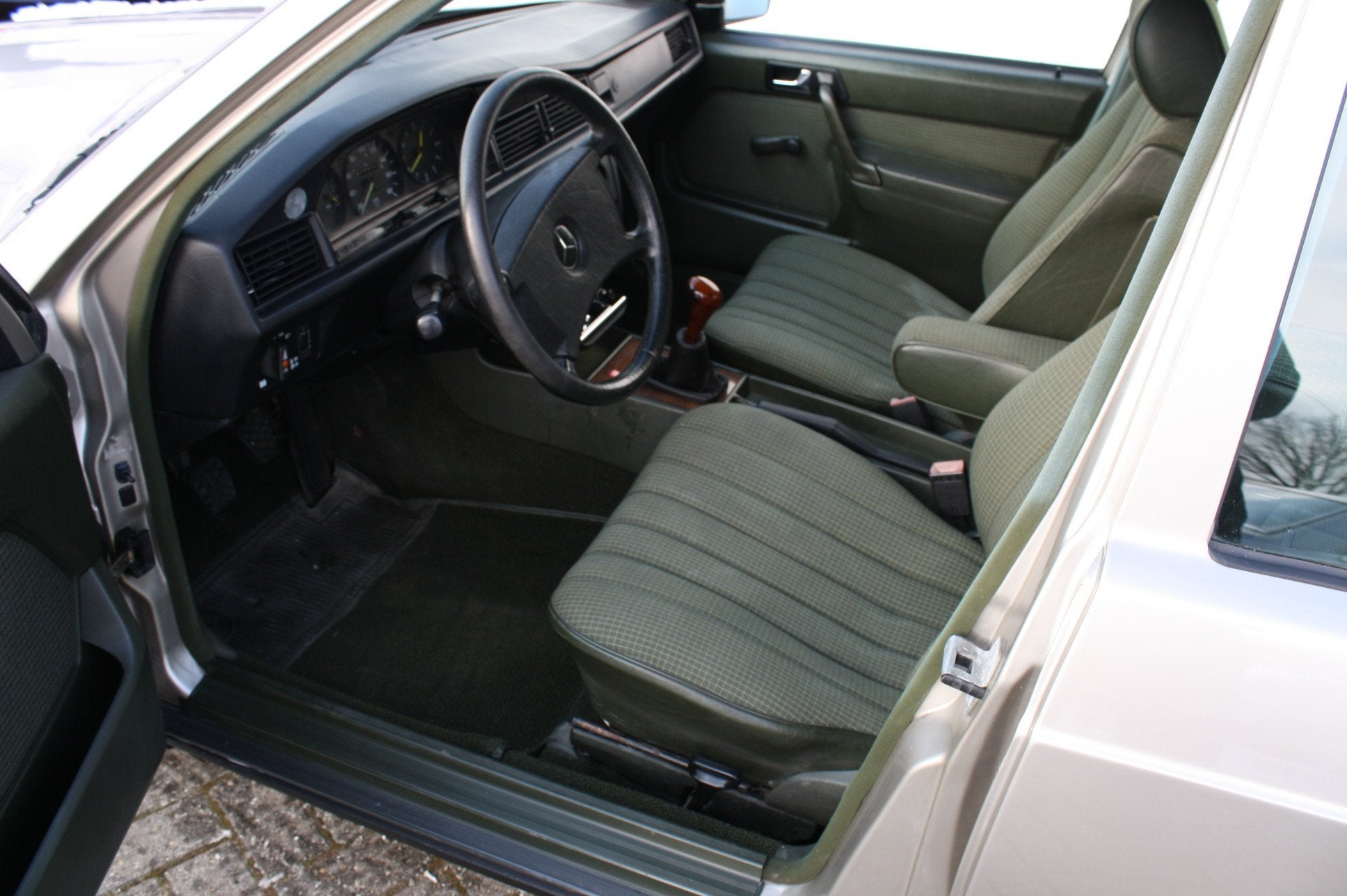 Mercedes-Benz 190D (bj 1986), Achterwielaandrijving, 4 cilinders, Open dak, 572 kg