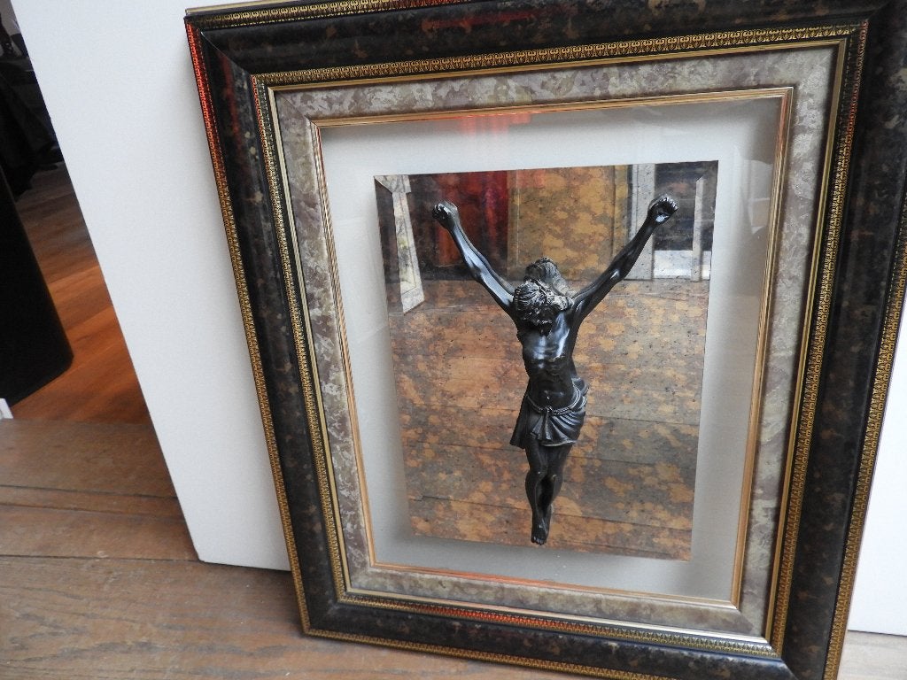 Bronzen beeld Corpus Christi in lijst met spiegel, Ophalen