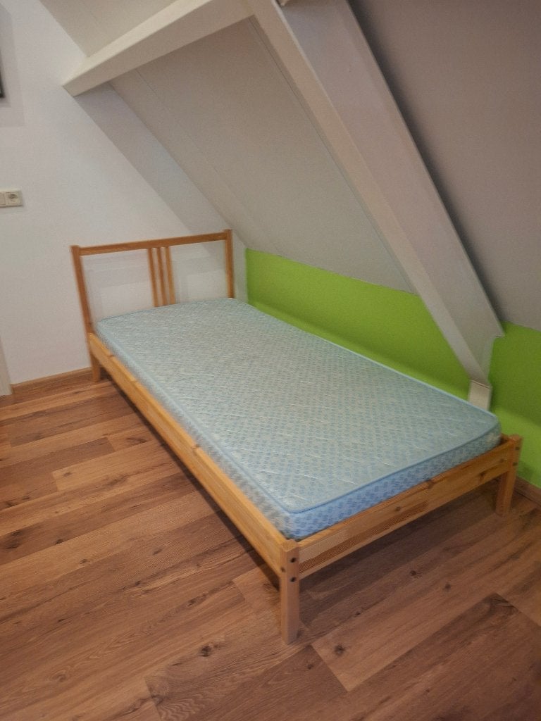 Eenpersoonsbed van Ikea, met matras. Gratis!, Huis en Inrichting, Ophalen, 90 cm, Eenpersoons, Bruin
