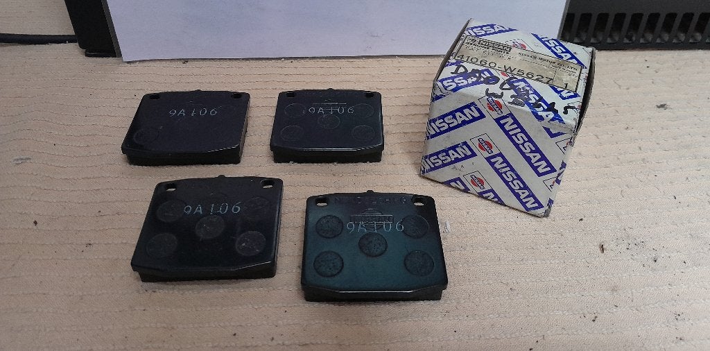 Datsun 160J Sedan / A10 / Violet - Remblokken Set - NOS, Verzenden, Nieuw, Nissan